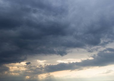 Dramatik fırtına bulutları. Gün batımı.