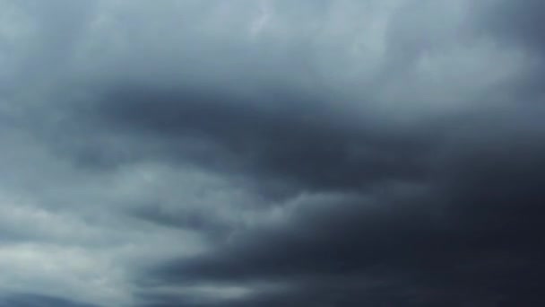 Nuages de tempête dramatique. Temps écoulé .