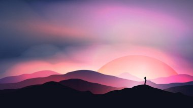 Gün batımı veya Dawn bitti dağlar mesafe içine bakarak adam ile