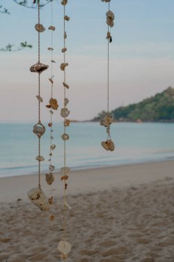 Deniz taşları ve deniz kabuklarından yapılmış süslemeler Sabah deniz kıyılarının arka planına karşı