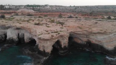 Ayia Napa sahil şeridi kuşun uçuş yüksekliğindeki deniz ve kaya mağaralarından yapılmış, insansız hava aracı dji mavic 'in yardımıyla çekilmiş.