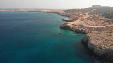 Cape Greco plaj hattının doğal deniz taşından yapılmış görüntüsü ve kuşun uçuş yüksekliğindeki mavi gölcükler, insansız hava aracı dji mavic 'in yardımıyla çekildi.