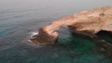 Ayia Napa 'nın doğal beyaz deniz kayası ve mavi lagünlerden oluşan sahil şeridi manzarası kuşun uçuş yüksekliğinden gelen doğal deniz kenarındaki beyaz kaya kemeriyle, drone dji mavic hava aracının yardımıyla çekildi.