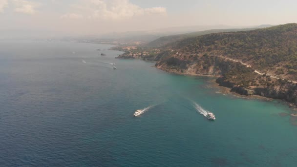 Vue de la péninsule d'Akamas de Chypre ligne de plage en roche de mer naturelle et des lagunes bleues avec des bateaux naviguant par la mer de la hauteur de vol de l'oiseau, tourné à l'aide de drone dji air mavique 