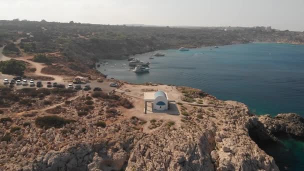 Pemandangan Tanjung Cavo Greco Dan Gereja Ortodoks Yunani Dari Ketinggian — Stok Video