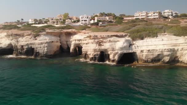 Vista Línea Playa Paphos Hecha Roca Blanca Natural Cuevas Marinas — Vídeo de stock