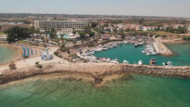 在无人驾驶Dji Mavic飞机的帮助下 从海鸟的飞行高度看Protaras塞浦路斯风景如画的沙滩 有蓝色的海水和靠近大海的希腊教堂 — 图库视频影像