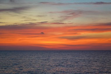 Gün batımının yansıması Denizde bulutlarda