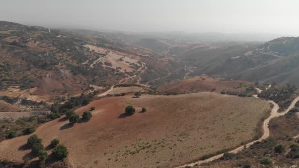 Vista Aérea Drones Montañas Anaranjadas Del Desierto Con Raros Arbustos — Vídeo de stock