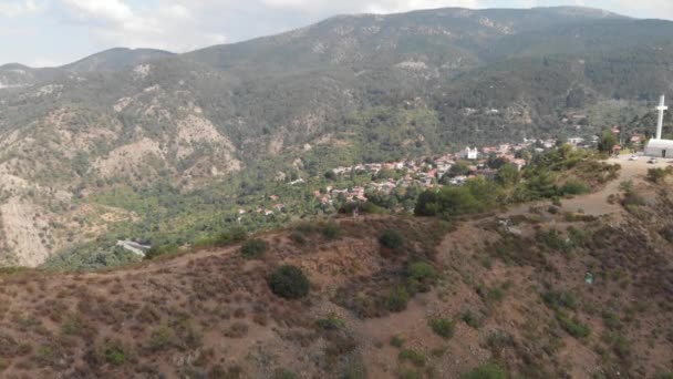 Vue Aérienne Par Drone Des Montagnes Compris Petit Village Montagne — Video