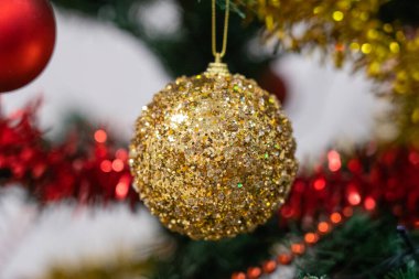  Bir noel ağacının parıltılı altın süslemesinin yakın plan görüntüsü