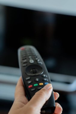 Avuçta duran uzaktan kumandanın yakın görüntüsü