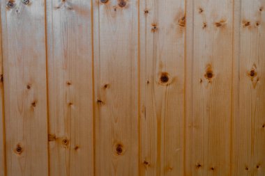 Koyu kahverengi ahşap kalaslardan yapılmış.