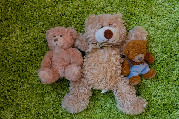 Drei Teddybären Liegen Auf Grünem Pelzteppich — Stockfoto