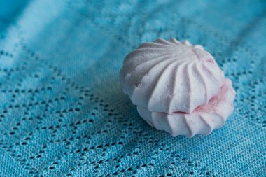 Açık mavi tekstil üzerinde açık pembe lokum