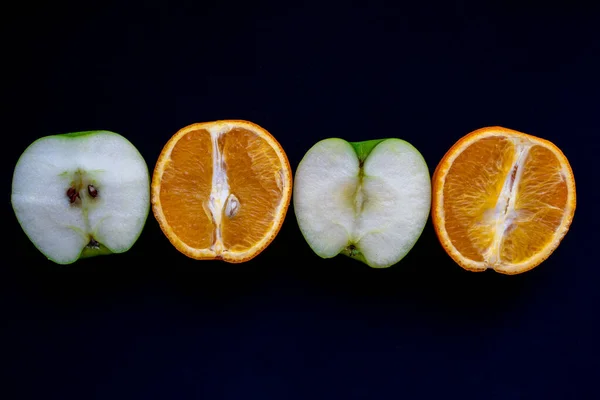 Moitiés Orange Pomme Disposées Rangée Sur Fond Noir Foncé Vue — Photo