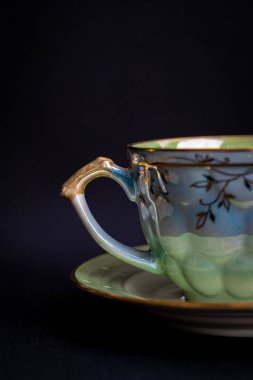 Koyu siyah arka planda kaliteli kahve fincanının yarısına yakın.