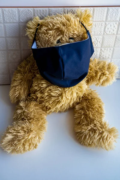 Porträt Eines Hellbraunen Pelzigen Teddybären Mit Dunkelblauer Medizinischer Gesichtsmaske Der — Stockfoto