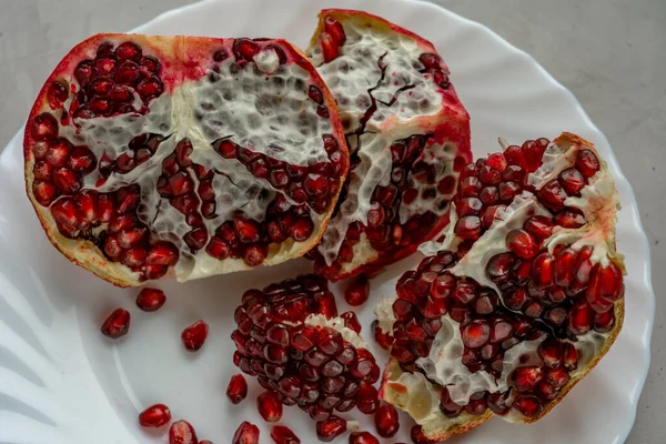 대추야자 열매와 접시에 놓여져 — 스톡 사진