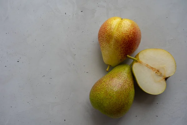 Deux Poires Mûres Entières Moitié Une Poire Sont Posées Droite — Photo