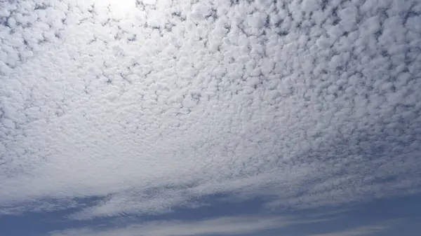 Блакитне Небо Білою Хмарою — стокове фото