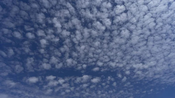 Błękitne Niebo Białą Chmurą — Zdjęcie stockowe