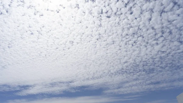 Блакитне Небо Білою Хмарою — стокове фото