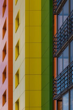 Mavi gökyüzü olan modern bina