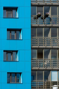 Mavi gökyüzü olan modern bina