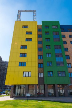 Mavi gökyüzü olan modern bina