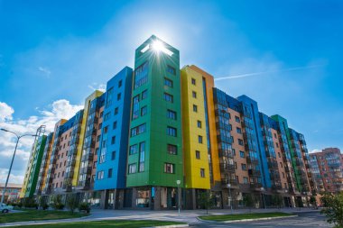 Mavi gökyüzü olan modern bina