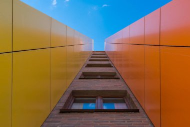 Mavi gökyüzü olan modern bina