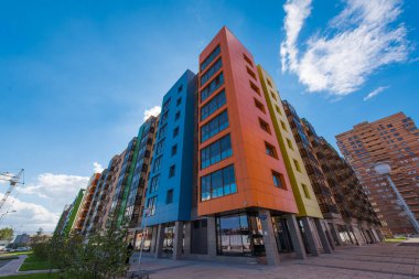 Mavi gökyüzü olan modern bina