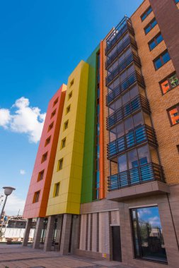 Mavi gökyüzü olan modern bina