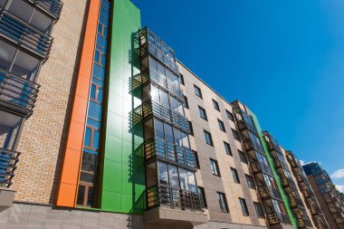 Mavi gökyüzü olan modern bina