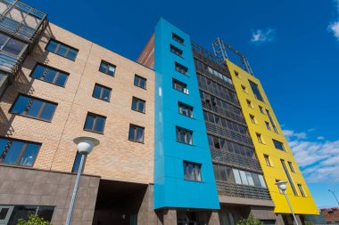 Mavi gökyüzü olan modern bina