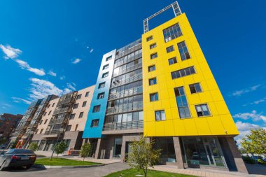 Mavi gökyüzü olan modern bina