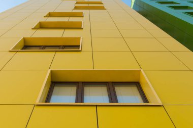 Mavi gökyüzü olan modern bina