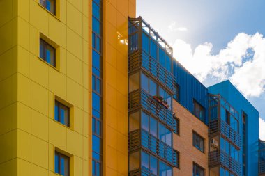 Mavi gökyüzü olan modern bina