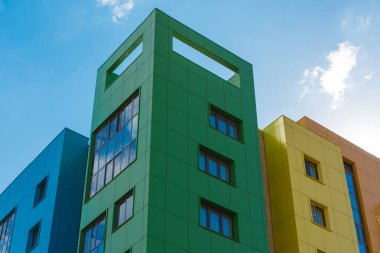 Mavi gökyüzü olan modern bina