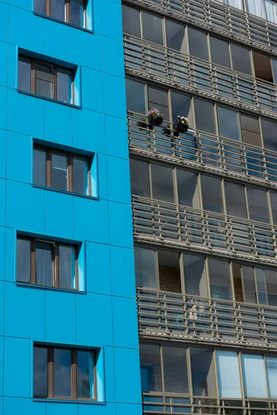 Edifício Moderno Com Céu Azul — Fotografia de Stock