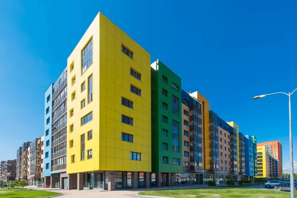 Mavi gökyüzü olan modern bina
