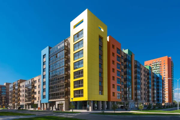 Mavi gökyüzü olan modern bina