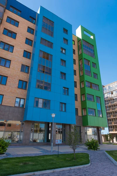 Mavi gökyüzü olan modern bina
