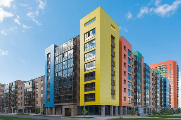 Mavi gökyüzü olan modern bina