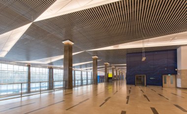 Işık ve sütunla modern iç mekan