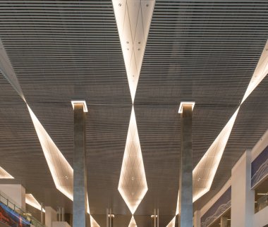 Işık ve sütunla modern iç mekan