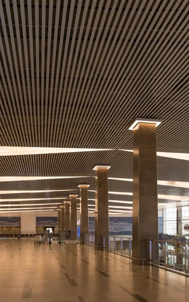 Işık ve sütunla modern iç mekan