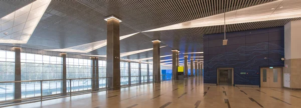 Işık ve sütunla modern iç mekan