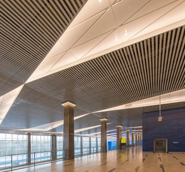 Işık ve sütunla modern iç mekan